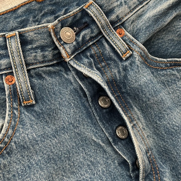 LEVI’S 501 SKINNY MEDIUM WASH DISTRESSED JEANS - Picture 10 of 16